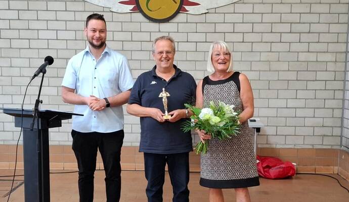 Ötisheims Bürgermeister Werner Henle (Mitte) freut sich mit seiner Frau Petra und Hauptamtsleiter Christian Bauer über das Jubil Ötisheims Bürgermeister Werner Henle (Mitte) freut sich mit seiner Frau Petra und Hauptamtsleiter Christian Bauer über das Jubiläum.