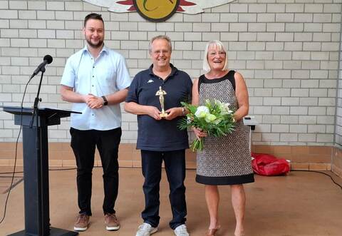 Ötisheims Bürgermeister Werner Henle (Mitte) freut sich mit seiner Frau Petra und Hauptamtsleiter Christian Bauer über das Jubiläum.