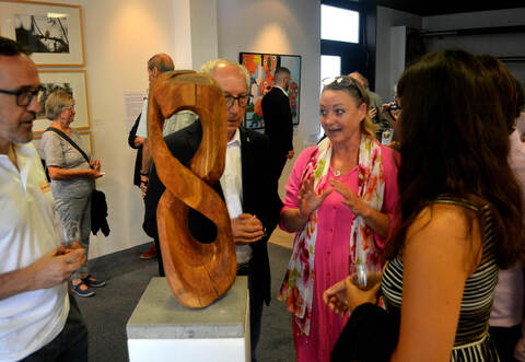 Gäste aus der Mühlacker Partnerstadt Bassano del Grappa unterhalten sich mit Künstlerin Susanne Bosselmann (Mitte).