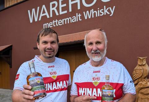 Die Masterdestiller Tobias und Wolfgang Fessler mit VfB-Whisky.