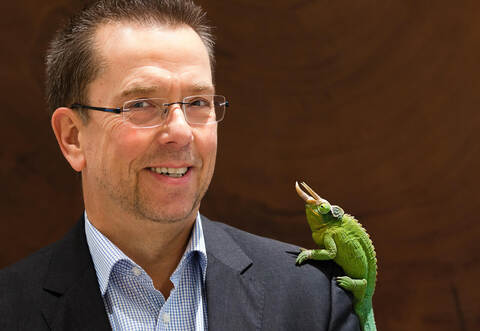 Dr. Mario Ludwig ist Bestseller-Autor, Biologe und PZ-Kolumnist. Er hat nicht nur rund drei Dutzend Bücher geschrieben, Mario Ludwig ist auch Dauergast in Fernsehshows und Radiosendungen. Kein Wunder, dass ihm der Ruf vorauseilt, Deutschlands amüsantester Erzähler von Tiergeschichten zu sein.