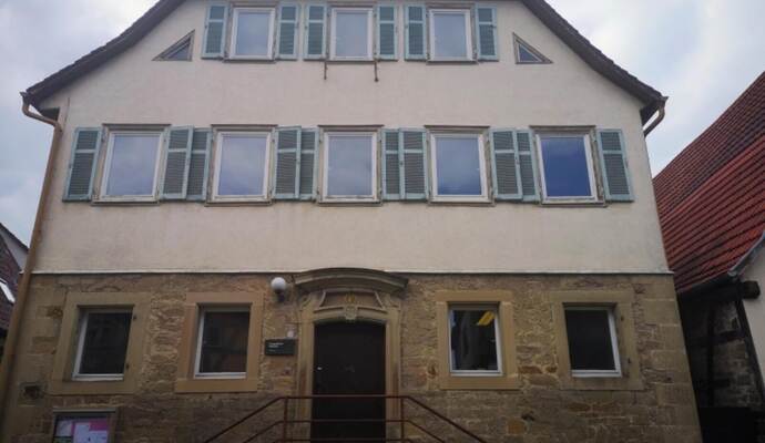 Das Tauziehen um das leerstehende Lienzinger Pfarrhaus schlägt Wellen. Bächle Das Tauziehen um das leerstehende Lienzinger Pfarrhaus schlägt Wellen.