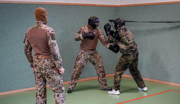 Nahkampfexperten prüfen, wie gut die Kandidaten Schlägen standhalten können. Archivfotos: Kay Nietfeld/Picture Alliance/dpa KSK-Auswahlverfahren