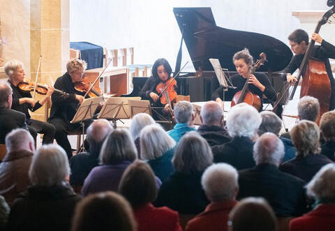 Spielten gut gelaunt auf: Anne Katharina Schreiber und Lotta Suvanto, Yuko Hara, Philine Lembeck und Mariona Mateu Carles (von links).