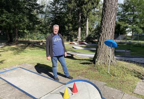 Harald Wallisch unterhält neben der Neuenbürger auch die Schömberger Minigolfanlage. Gundel