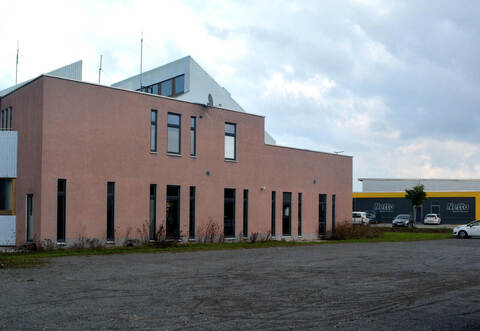 Hinter dem Illinger Fitnessstudio könnte vorübergehend eine Containeranlage für Kinderbetreuung aufgebaut werden, bis der geplante Kindergarten fertiggestellt ist. Das soll die Verwaltung nun prüfen.