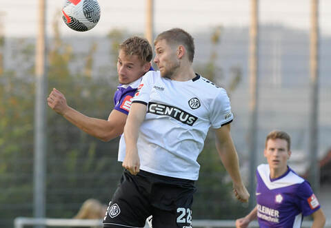 Für Nöttingen läuft es auch weiter nicht: Das Team um Stefan Zimmermann kassierte gegen den VfR Aalen mit Willie Sauerborn (weißes Trikot) eine 0:3-Niederlage.