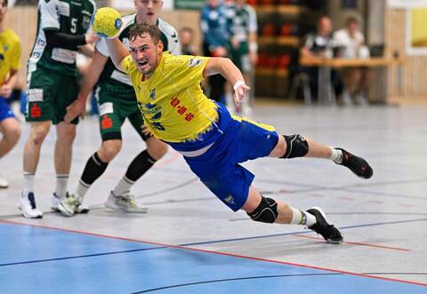 Da liegt was in der Luft: Neuenbürg und Nils Pollmer (am Ball) wollen das erste Heimspiel gewinnen.