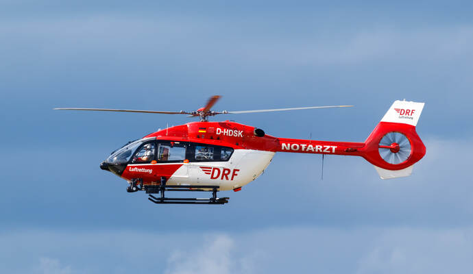 Mit einem Rettungshubschrauber ist der Mann in eine Klinik gebracht worden. DRF Luftrettung Airbus Helicopters H145 helicopter