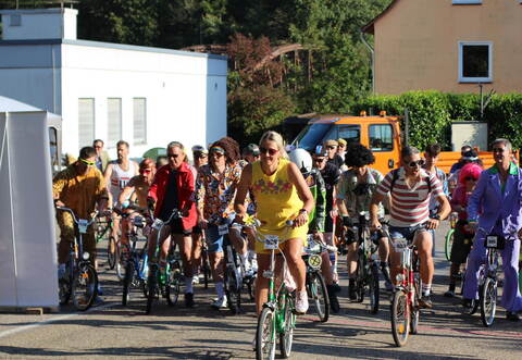 In ausgefallenen Outfits geht es auf Klapprädern am Unterreichenbacher Bahnhof los und den Berg hinauf.