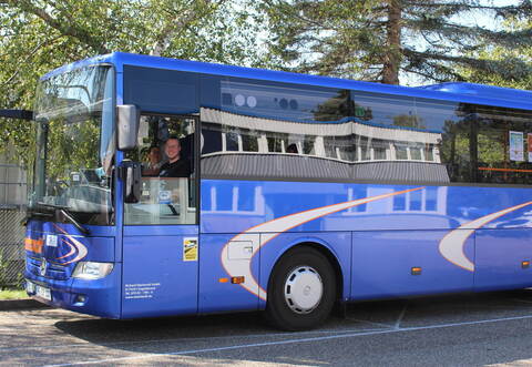 Mit einem Fahrlehrer darf jeder, der einen Auto-Führerschein hat, einmal ans Steuer eines Fahrschulbusses des Busunternehmens Eberhardt.