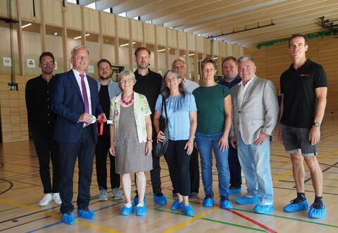Bürgermeister Heiko Genthner und Landtagsabgeordnete Stefanie Seemann (vorne, von links) freuen sich mit Vertretern der Baufirmen und der Planungsbüros über den gelungenen Hallenneubau.