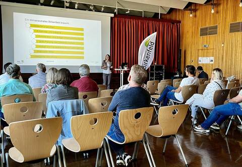 Heidi Hottenroth von der Hochschule Pforzheim referiert zum Thema Klimaneutralität in der Birkenfelder Ludwig-Uhland-Schule.