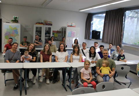 Im Geographie-Klassenzimmer fühlen sich die ehemaligen Schülerinnen und Schüler mit ihren Familien fast wie im Unterricht.
 