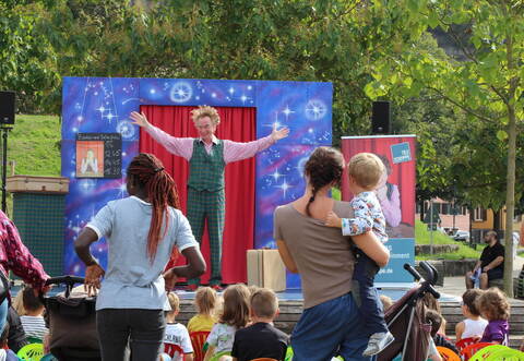 Tilos Traumwelt und der Mitmachzirkus in den Enzgärten begeistern nicht nur die kleinen Gäste – auch die Erwachsenen haben ihren Spaß bei der Show mit Pedalos, Ballons und Riesenseifenblasen.