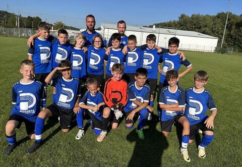 Die Enzberger Jungs kämpfen tapfer, müssen sich aber dem Nachwuchs der Profi-Teams beugen. Einer Mühlacker Auswahl unterliegen sie nur 1:2. Hinten die Trainer „Django“ Cihangir Köksal ( (links) und Thorsten Birkhoff („Icke“).