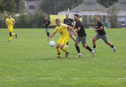 Von Beginn an ist der FV Lienzingen (gelbe Trikots) der PSG 05 Pforzheim überlegen. Zwei frühe Lienzinger Treffer geben in der Partie die Richtung vor.