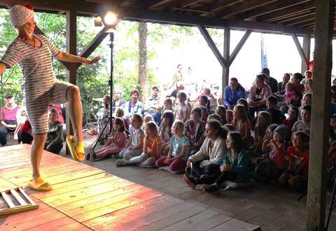 Berenike Felger als ungeschickte Badenixe begeistert die Kinder beim Theaternachmittag an der Schwanner Warte.
