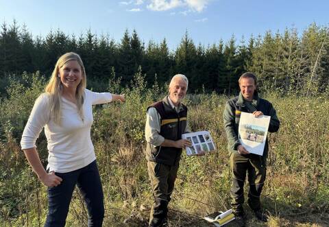 Neuhausens Bürgermeisterin Sabine Wagner weist auf das Biotop, das Forstamtsleiter Andreas Roth und Forstrevierleiter Felix Ost dem Gremium vorstellen.