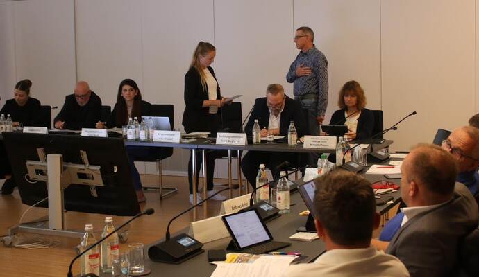 Für Empörung im Remchinger Gemeinderat sorgte die Verpflichtung von Bürgerliste-Nachrücker Thomas Merz (Mitte),die Bürgermeisterin Julia Wieland durchgeführt hatte, obwohl die Ratsmehrheit sie vertagen wollte.