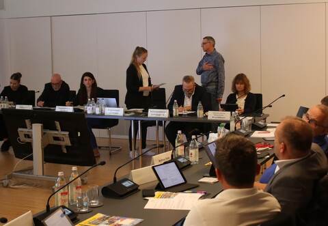 Für Empörung im Remchinger Gemeinderat sorgte die Verpflichtung von Bürgerliste-Nachrücker Thomas Merz (Mitte),die Bürgermeisterin Julia Wieland durchgeführt hatte, obwohl die Ratsmehrheit sie vertagen wollte.