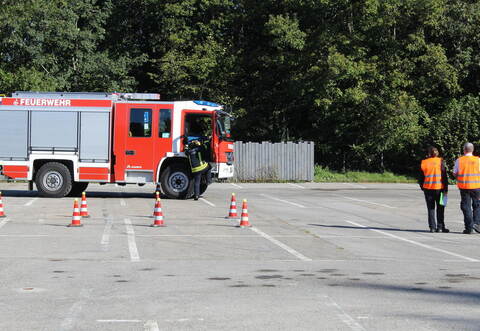 Die Maschinisten mussten eine Geschicklichkeitsprüfung absolvieren. Dabei mussten sie etwa einen Slalom-Parcours bewältigen und an Pylonen vorbeifahren.