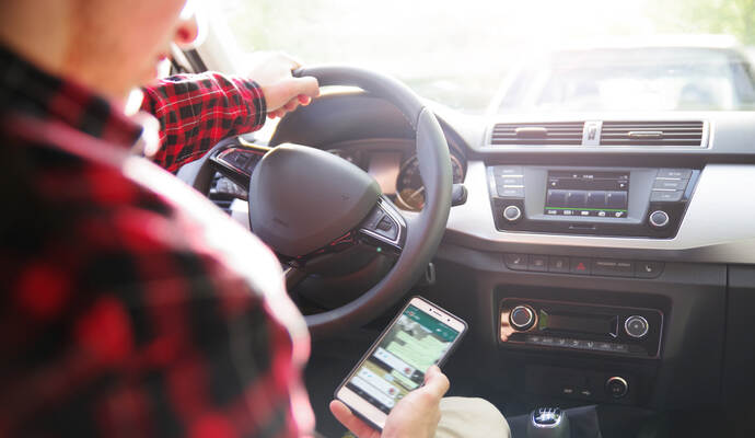 Die Nutzung des Mobiltelefons am Steuer ist verboten und äußerst gefährlich. Die Nutzung des Mobiltelefons am Steuer ist verboten und äußerst gefährlich.