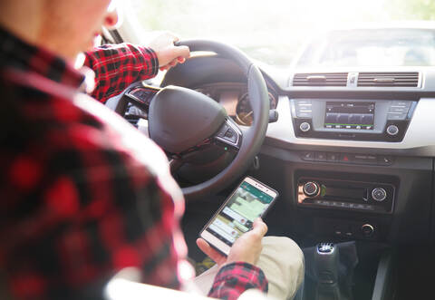 Die Nutzung des Mobiltelefons am Steuer ist verboten und äußerst gefährlich.