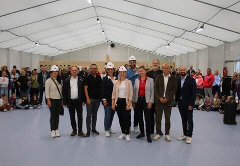 Über den Start der Bauarbeiten für die Sanierung des Singener Hallenbads und der Turnhalle freuen sich die GemeinderäteMaria Scrofan (von links, CDU), Volker Bräuninger (SPD), Felix Hoeckh (FWV), Bergschul-Rektorin Elisabeth Roser, Bürgermeisterin Julia Wieland (fraktionslos), Matteo Kammerer (Grüne), Ute Praefcke (Bürgerliste), Pfarrer Rudolf Kaltenbach undThomas Biesinger (Bau4-Architekten).