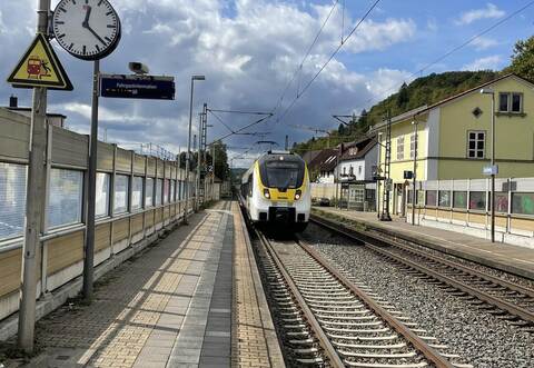 Schon seit Juli 2014 sind Schutzeinrichtungen beiderseits der Bahnschienen an der Strecke durch Enzberg angebracht worden.Das hilft vor allem den Bürgerinnen und Bürgern, die hier direkt am Bahnhof wohnen.