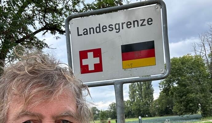 An der Landesgrenze zur Schweiz angekommen: Peter Freudenthaler genießt seine Wanderung.