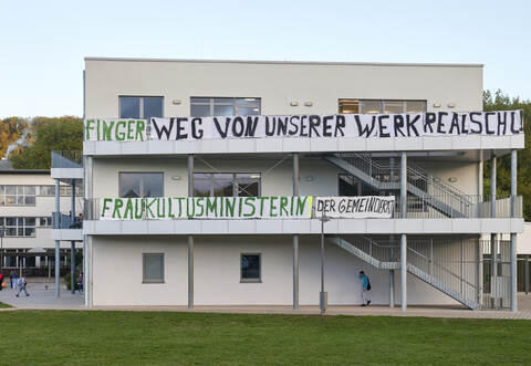 An der Werkrealschule: Banner gegen Schliessung der Werkrealschule.