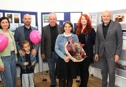 Offiziell eröffnet worden ist das neue Beratungszentrum des Sozialvereins „miteinanderleben“ im Gebäude des ehemaligen Kaufhauses Sämann in Mühlacker von Christiane Sämann (von links), Jochen Sämann, Tochter Anni Sämann, Geschäftsführer Norbert Bogner, Bereichsleiterin Regina Ehrismann, Cora Kranz sowie Klaus Sämann.