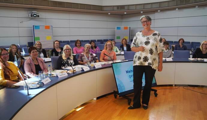 Die Politikwissenschaftlerin, Soziologin und systemische Moderatorin Dagmar Wirtz hat das Seminar im großen Sitzungssaal des Landratsamts geleitet.