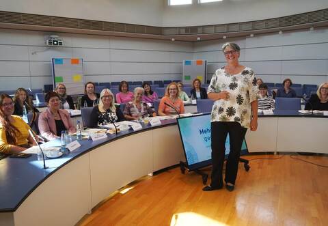 Die Politikwissenschaftlerin, Soziologin und systemische Moderatorin Dagmar Wirtz hat das Seminar im großen Sitzungssaal des Landratsamts geleitet.