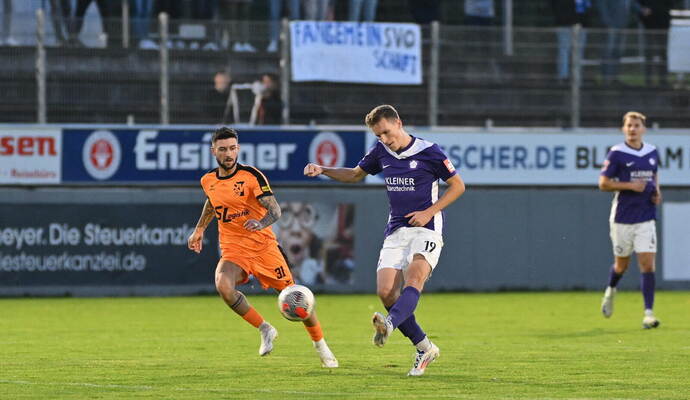 Der FCN mit Benedikt Fassler hatte gegen den SV Oberachern (links Emanuele Giardini) ) zuletzt die Nase vorn.