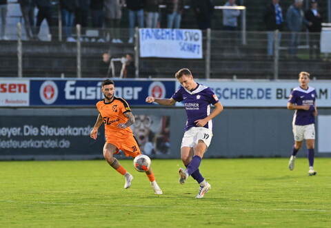 Der FCN mit Benedikt Fassler hatte gegen den SV Oberachern (links Emanuele Giardini) ) zuletzt die Nase vorn.