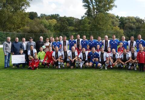 Kurz vor dem Anpfiff entsteht dieses Gruppenbild beider Mannschaften mit Magnus Schlecht von der Pforzheimer Zeitung (links kniend) und Gerd Owczarek von der Sparkasse (stehend, Dritter von links).
