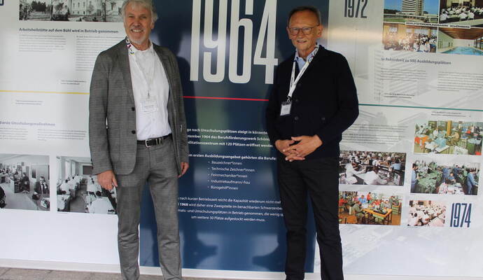 Jürgen Grünzinger (links), Geschäftsführer der Berufsförderungswerks Schömberg, freut sich mit dem Aufsichtsratsvorsitzenden Tho Jürgen Grünzinger (links), Geschäftsführer der Berufsförderungswerks Schömberg, freut sich mit dem Aufsichtsratsvorsitzenden Thomas Kohler über 60 Jahre BFW.