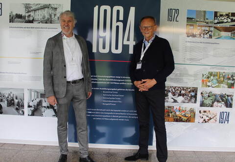 Jürgen Grünzinger (links), Geschäftsführer der Berufsförderungswerks Schömberg, freut sich mit dem Aufsichtsratsvorsitzenden Thomas Kohler über 60 Jahre BFW.