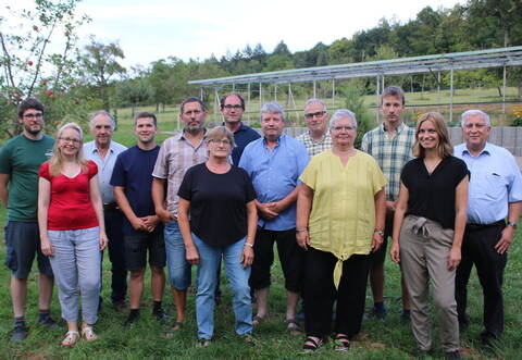 Das Vorstandsteam des OGV Wilferdingen um Markus Strobach, Sophie Strobach, Hans Zachmann, Jonathan Auch, Marco Dittler, Anita Zachmann, Julian Zachmann, Walter Mehne, Vorsitzender Bernd Hofsäß, Anja Otten, Vorsitzender Oliver Schmolla, Stephanie Ade und Reinhard Engel freut sich über das Jubiläum. Nicht auf dem