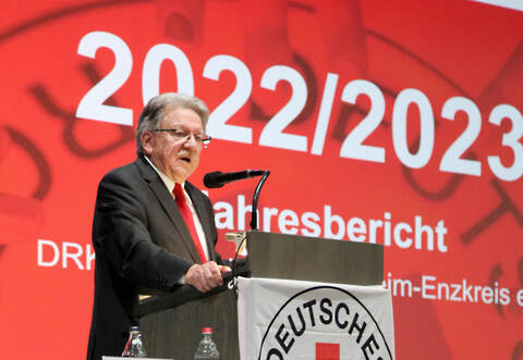 Wolfgang Kramer, Präsident des DRK-Kreisverbandes Pforzheim-Enzkreis, geht auf zahlreiche Herausforderungen ein.