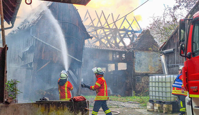 Die Feuerwehr kämpft gegen die Flammen in Weiler. Die Feuerwehr kämpft gegen die Flammen in Weiler.