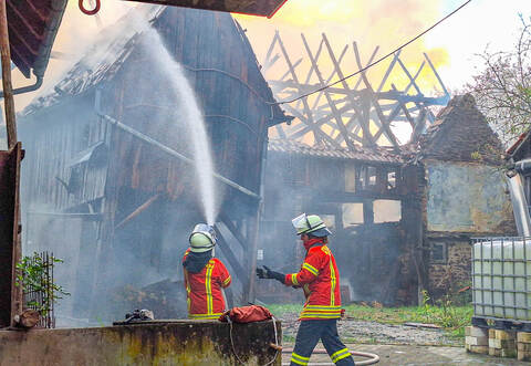 Die Feuerwehr kämpft gegen die Flammen in Weiler.