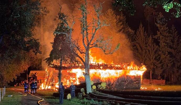 Die Flammen loderten meterhoch. Foto: Feuerwehr, Zillinger Die Flammen loderten meterhoch.