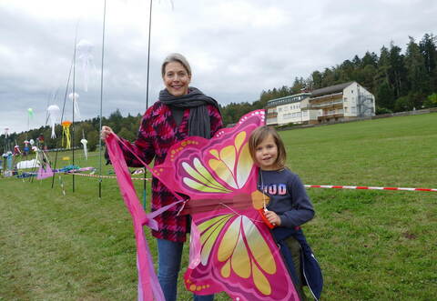 Die siebenjährige Ina und ihre Mama Michaela Hummel sind vom Drachenfest begeistert.