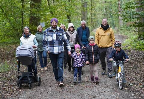 Zahlreiche Familien haben sich am Sonntag auf den Weg durch den Kieselbronner Bühlwald gemacht, um spannende Fragen zu beantworten.