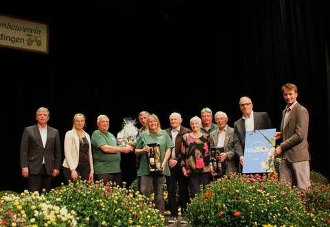 Den Geehrten zum 100. Jubiläum des OGV Wilferdingen Reinhard Engel (ab Dritter von links), Reinhard Dittler, Simone Schneider, Rolf Seeger, Lore Müller, Walter Mehne und Bernd Gegenheimer gratulieren der Landesverbands-Vize Jürgen Metzger (von links), Bürgermeisterin Julia Wieland sowie die OGV-Vorsitzenden Bernd Hofsäß und Oliver Schmolla.