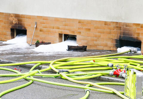 Der Keller, in dem sich der Brand entwickelt hat, ist von der Feuerwehr mit Schaum geflutet worden.