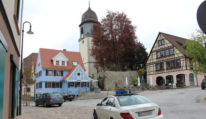 Immer mehr Parksuchverkehr taucht in Dürrmenz auf dem Bischof-Wurm-Platz auf. Bürger und Autofahrer sind genervt. Immer mehr Parksuchverkehr taucht in Dürrmenz auf dem Bischof-Wurm-Platz auf. Bürger und Autofahrer sind genervt.